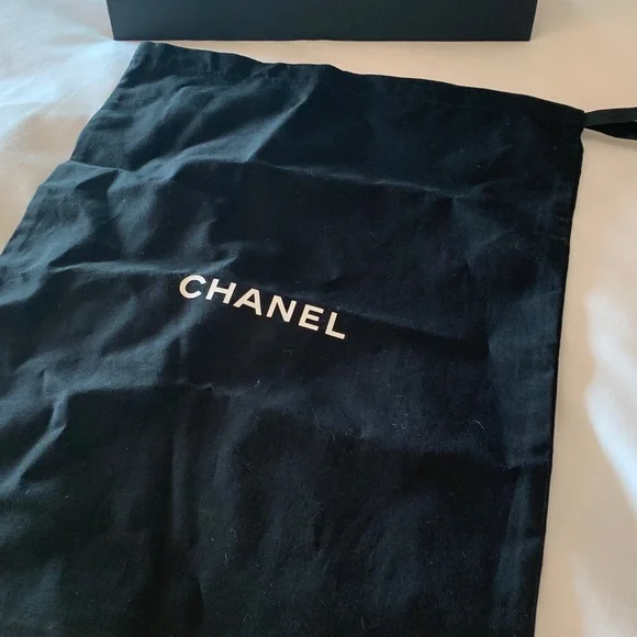 Authentic Chanel dust bag with strings, mid size , brand new condition. - Picture 5 of 12